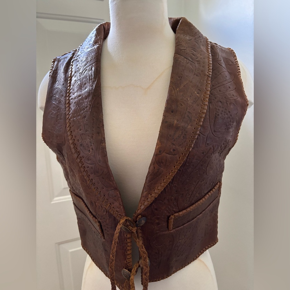 alan micheal USA
Hand tool leather vest.
Whipstitch detail